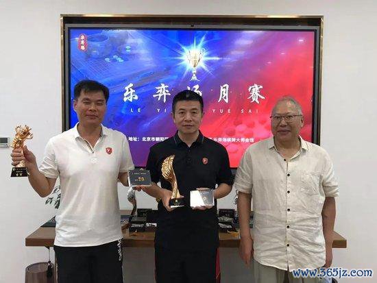 获奖嘉宾:王修勋(左)刘长虎(中)授奖嘉宾:谭春仁(右)