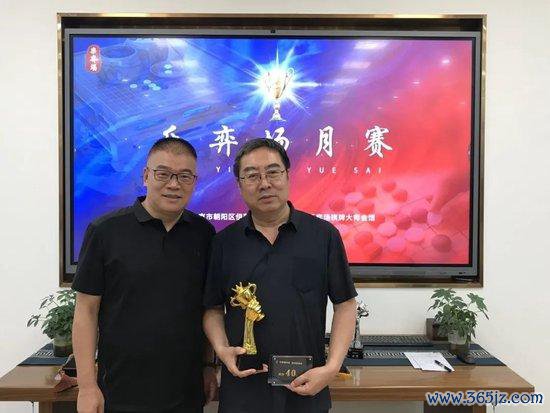 授奖嘉宾:柯国凡(左) 获奖嘉宾:贾广明(右)