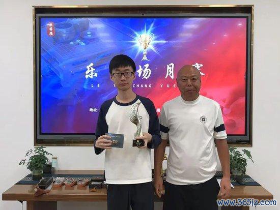 获奖嘉宾:马云波(左) 授奖嘉宾:李春江(右)